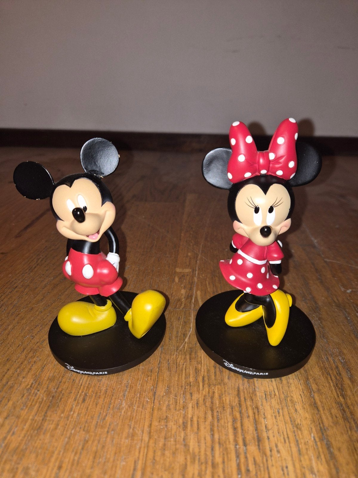 Mickey en Minnie beeldjes uit Disneyland Parijs, Ophalen of Verzenden, Mickey Mouse, Gebruikt, Beeldje of Figuurtje
