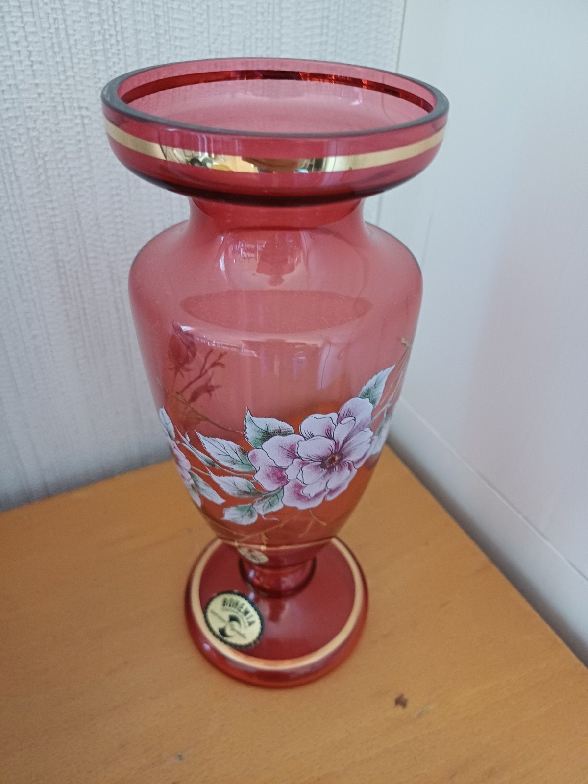 Bohemia Kristal Rode Vaas met Bloemmotief, Ophalen of Verzenden