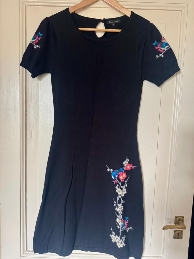King Louie zwarte jurk - Maat S / 36, Kleding | Dames, Jurken, Zwart, Ophalen of Verzenden, Zo goed als nieuw, Knielengte
