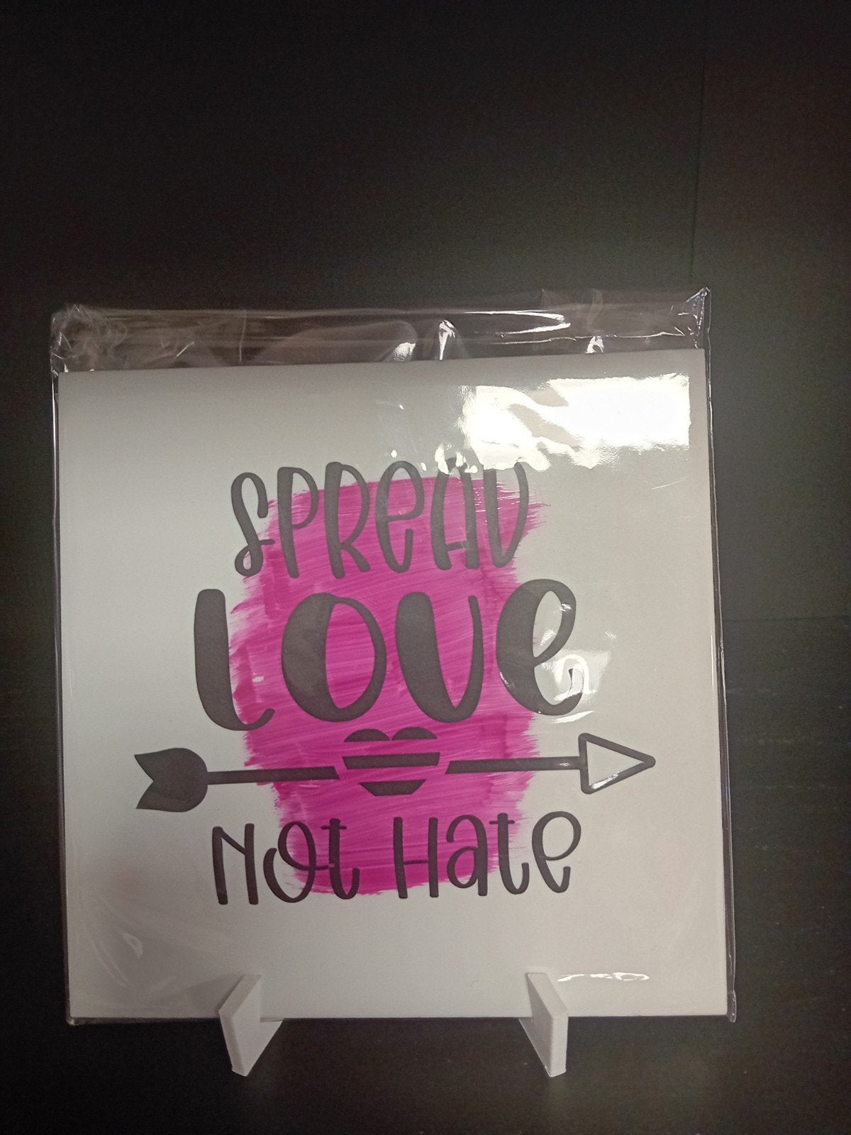 Decoratieve tegel 'Spread Love Not Hate', Meerkleurig, Nieuw, Ophalen of Verzenden, Modern