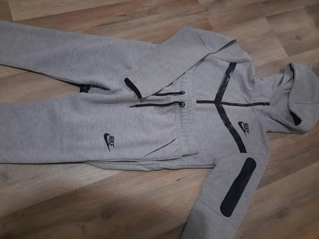 Nike Tech Fleece Trainingspak Grijs maat 134-140, Kinderen en Baby's, Kinderkleding | Maat 134, Zo goed als nieuw, Ophalen of Verzenden