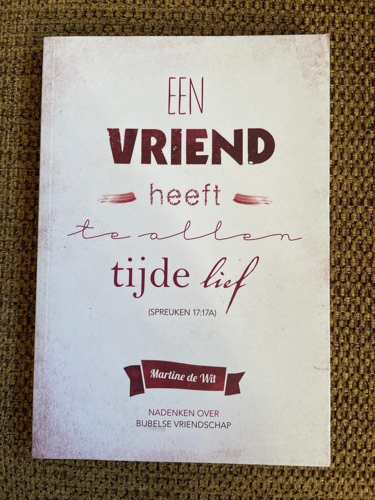 Een vriend heeft te allen tijde lief (Spreuken 17 :17A), Ophalen of Verzenden, Zo goed als nieuw, Martine de Wit, Christendom | Protestants