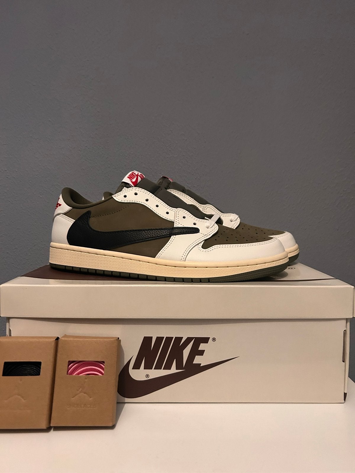 Nike Air Jordan 1 Low Travis Scott Olive Maat 43, Ophalen of Verzenden, Zo goed als nieuw, Overige kleuren, Sneakers of Gympen