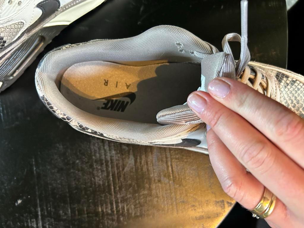 Nike Air Max 90 sneakers met slangenprint, Kleding | Dames, Schoenen, Ophalen of Verzenden, Gedragen, Grijs, Sneakers of Gympen