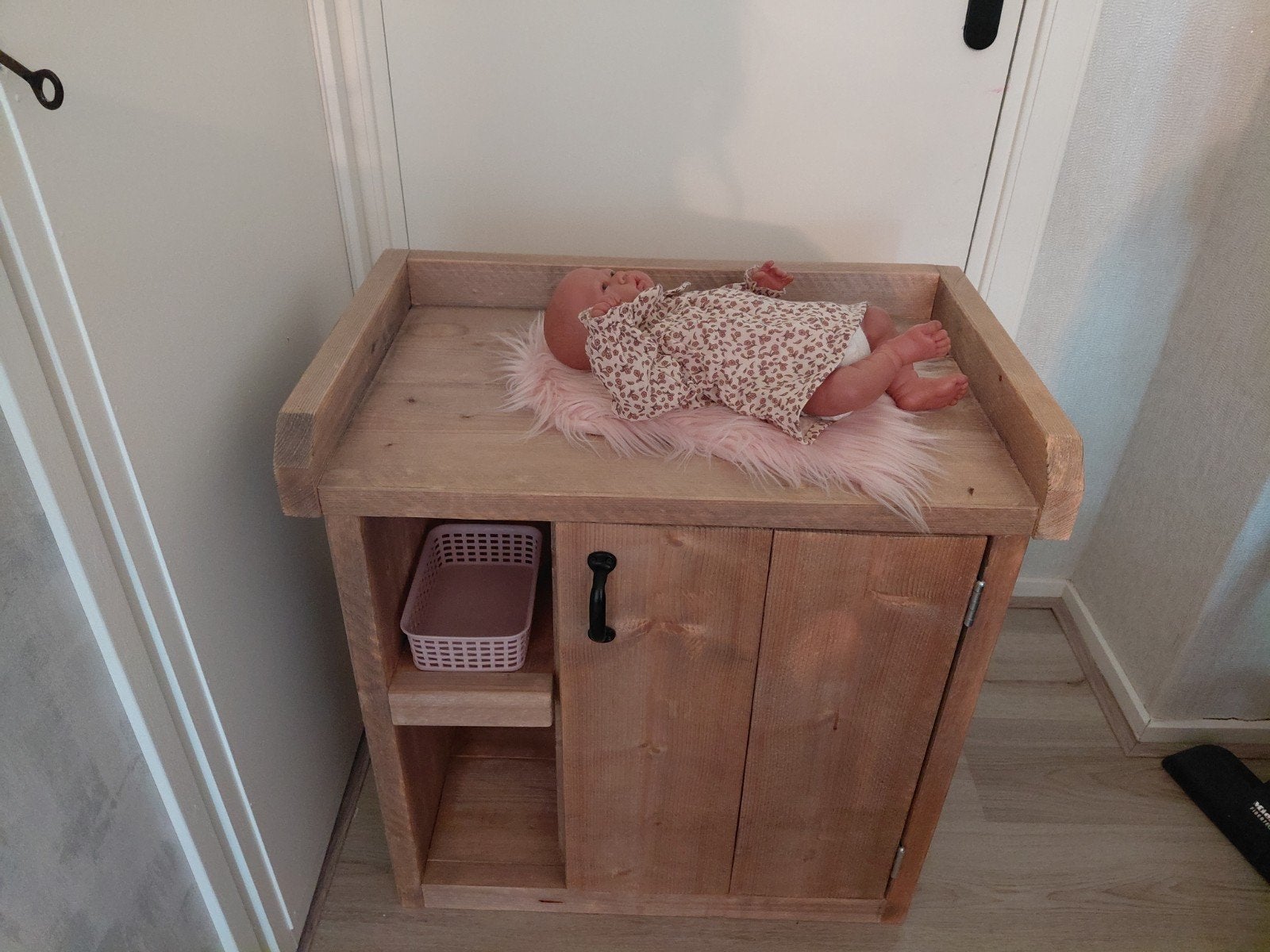 Houten poppenhuis commode - handgemaakt, Minder dan 75 cm, Zo goed als nieuw, Commode, Ophalen
