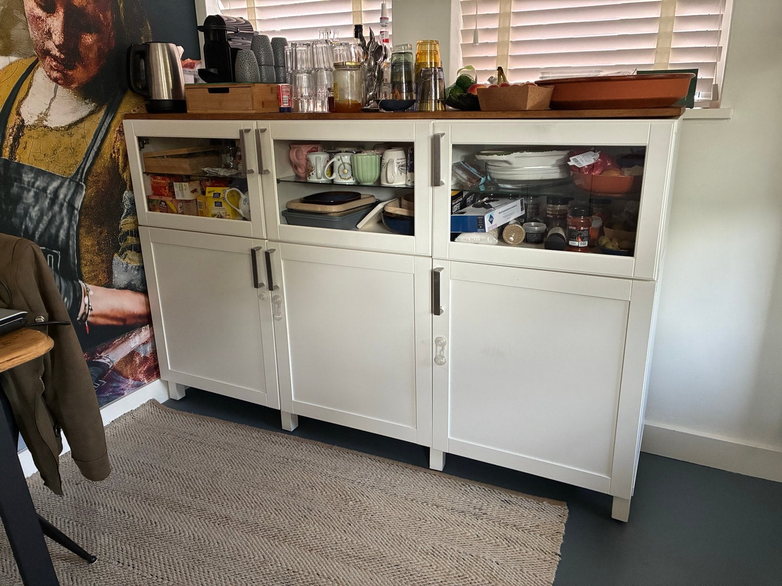 BESTÅ vitrinekast - opknapper met eikenhouten plank, Huis en Inrichting, Ophalen, Gebruikt, 100 tot 150 cm, 150 tot 200 cm
