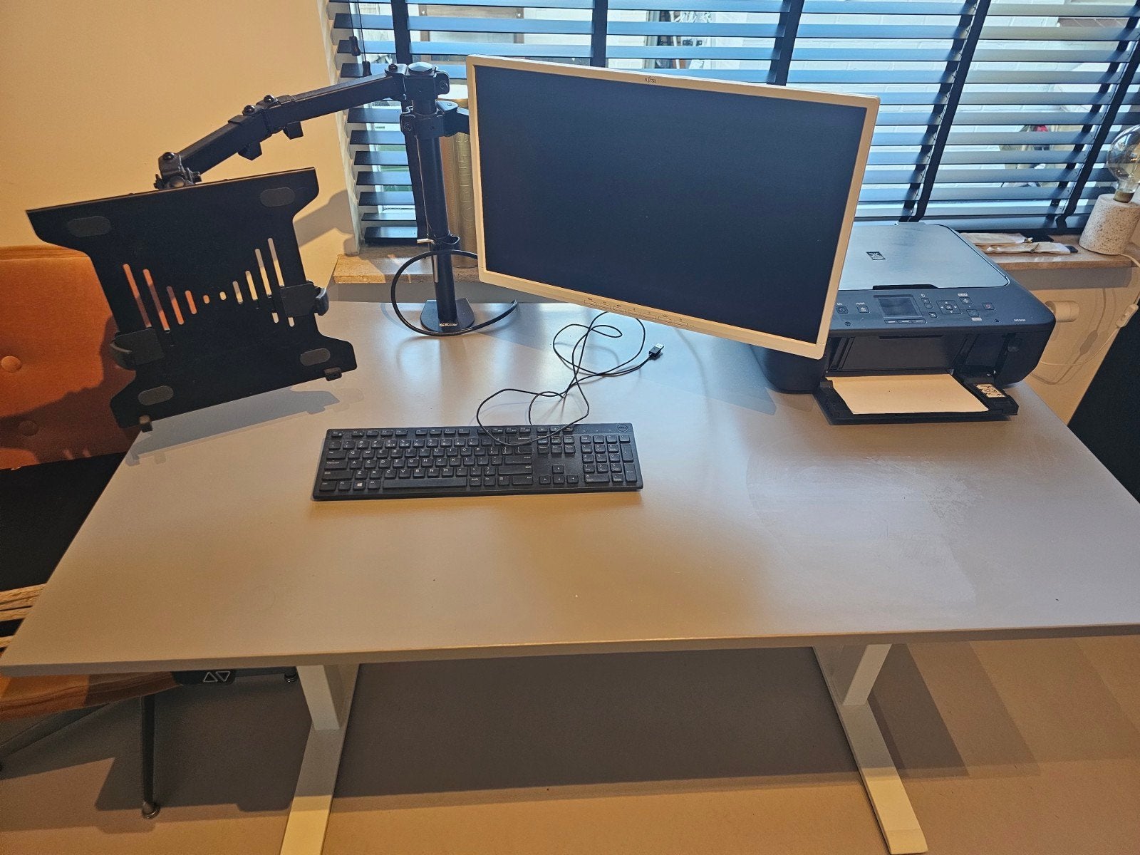 Elektrisch zit-sta bureau met monitorarm, Fujitsu beeldscher, Ophalen, Elektrisch