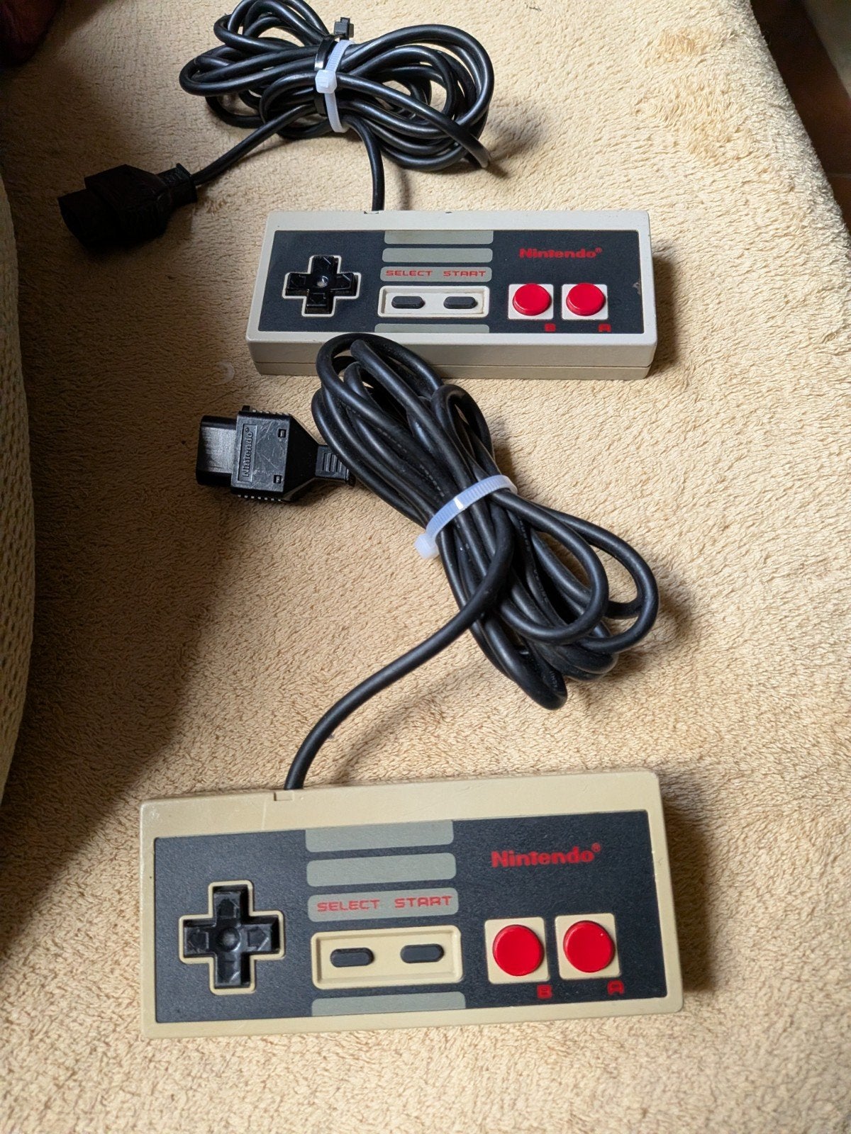 Twee originele Nintendo NES controllers, Spelcomputers en Games, Spelcomputers | Nintendo NES, Ophalen of Verzenden