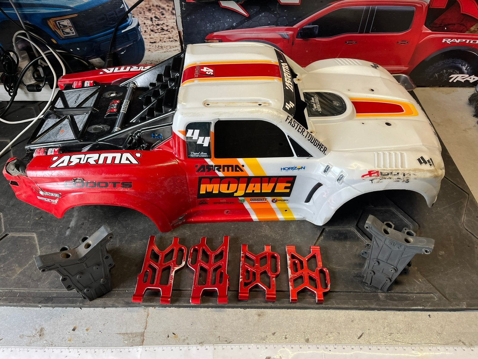 Arrma Mojave 4s onderdelen (body, draagarmen, shock towers), Elektro, Gebruikt, Ophalen of Verzenden, Onderdeel