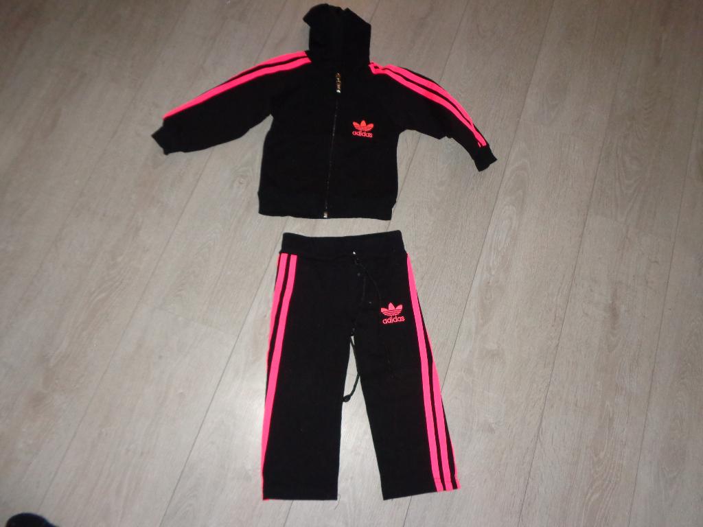 zwart/roze meisjesvest en broek van ADIDAS, maat 86, Kinderen en Baby's, Babykleding | Maat 86, Ophalen of Verzenden, Zo goed als nieuw