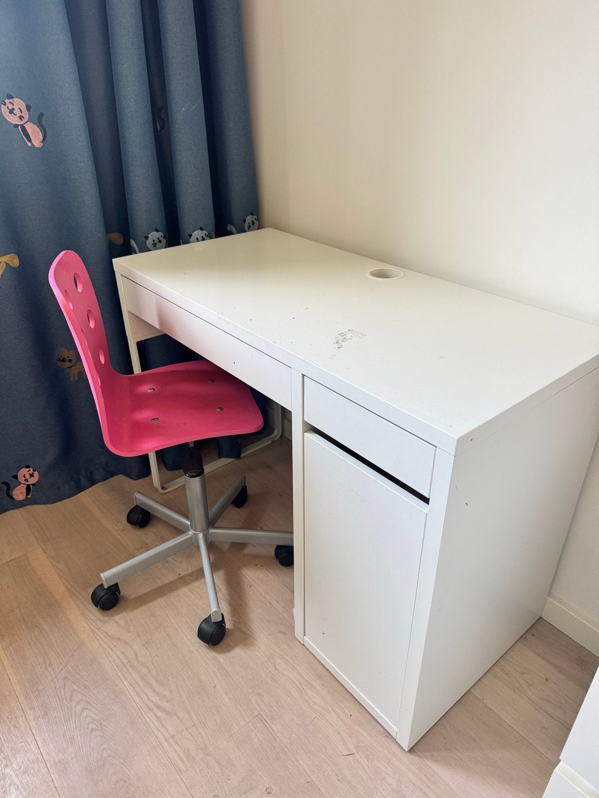 2x IKEA Micke bureau met stoel (roze & blauw), Ophalen, Gebruikt, Met lades, IKEA
