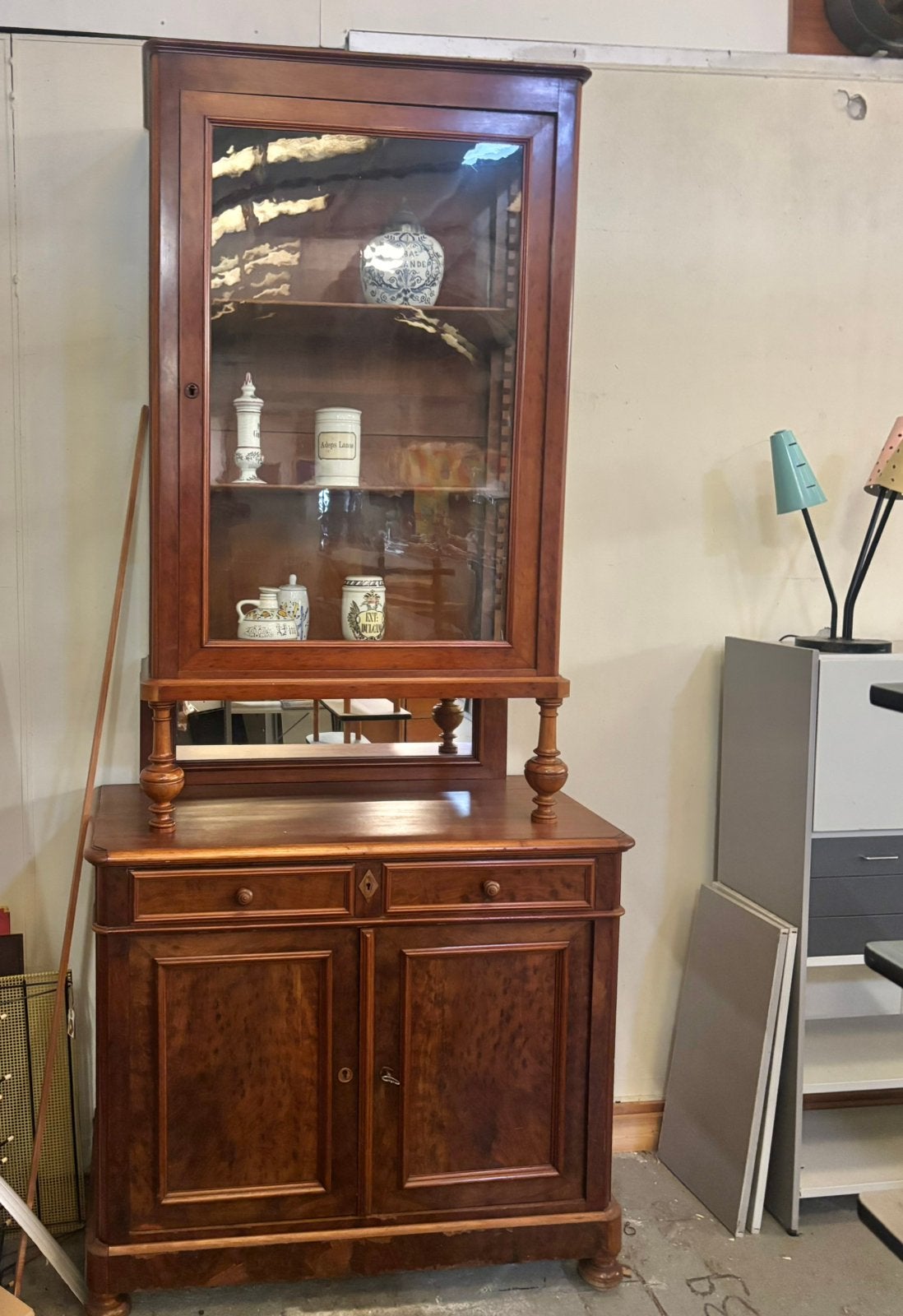 Zeer hoge biedermeier winkelkast, Ophalen