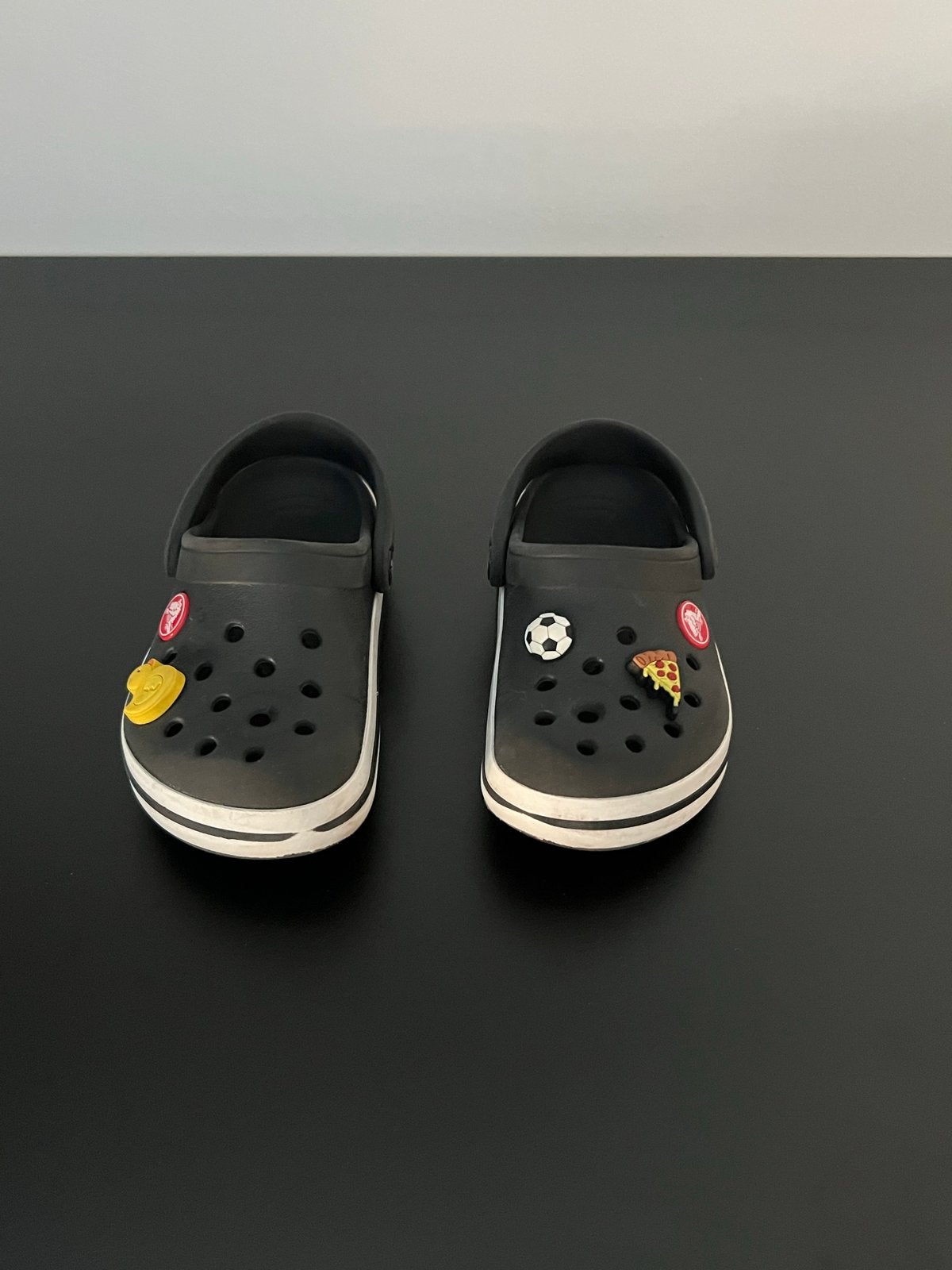 Crocs Clogs Zwart Maat 25-26 met Jibbitz, Kinderen en Baby's, Gebruikt, Jongen of Meisje, Schoenen, Ophalen of Verzenden