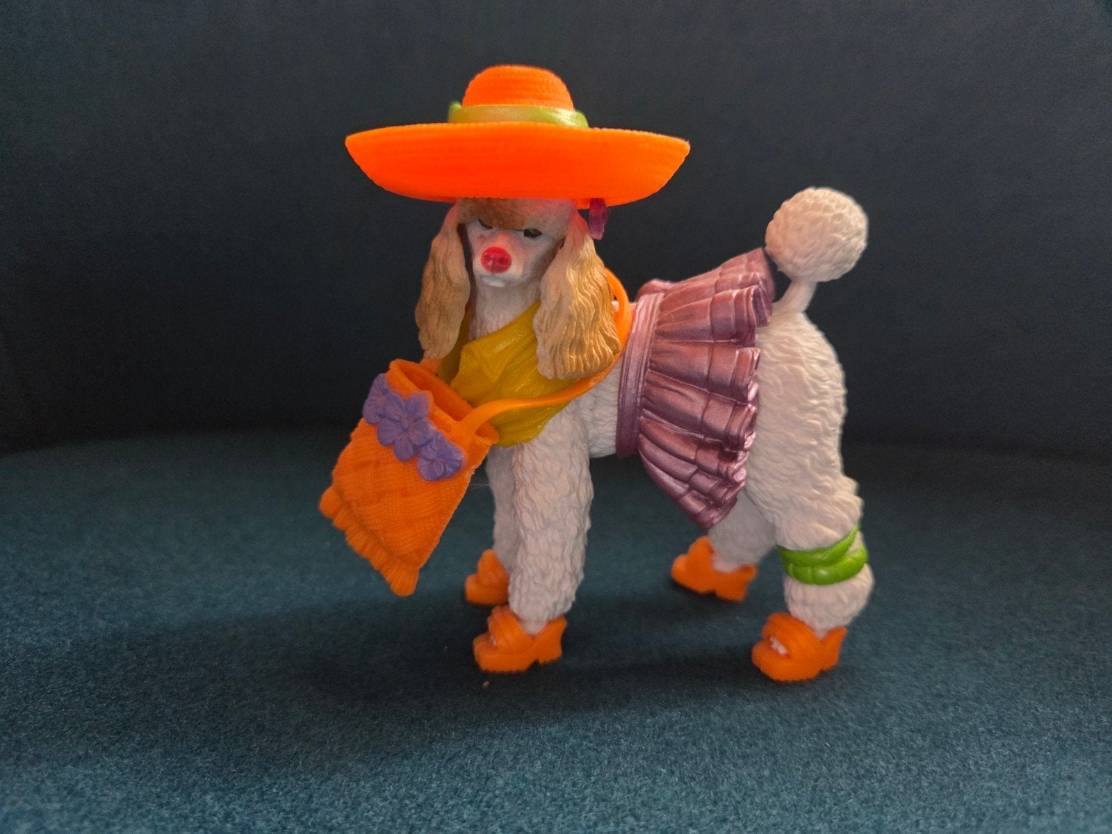 poedel met fleurige accessoires, Ophalen of Verzenden, Beeldje of Figuurtje