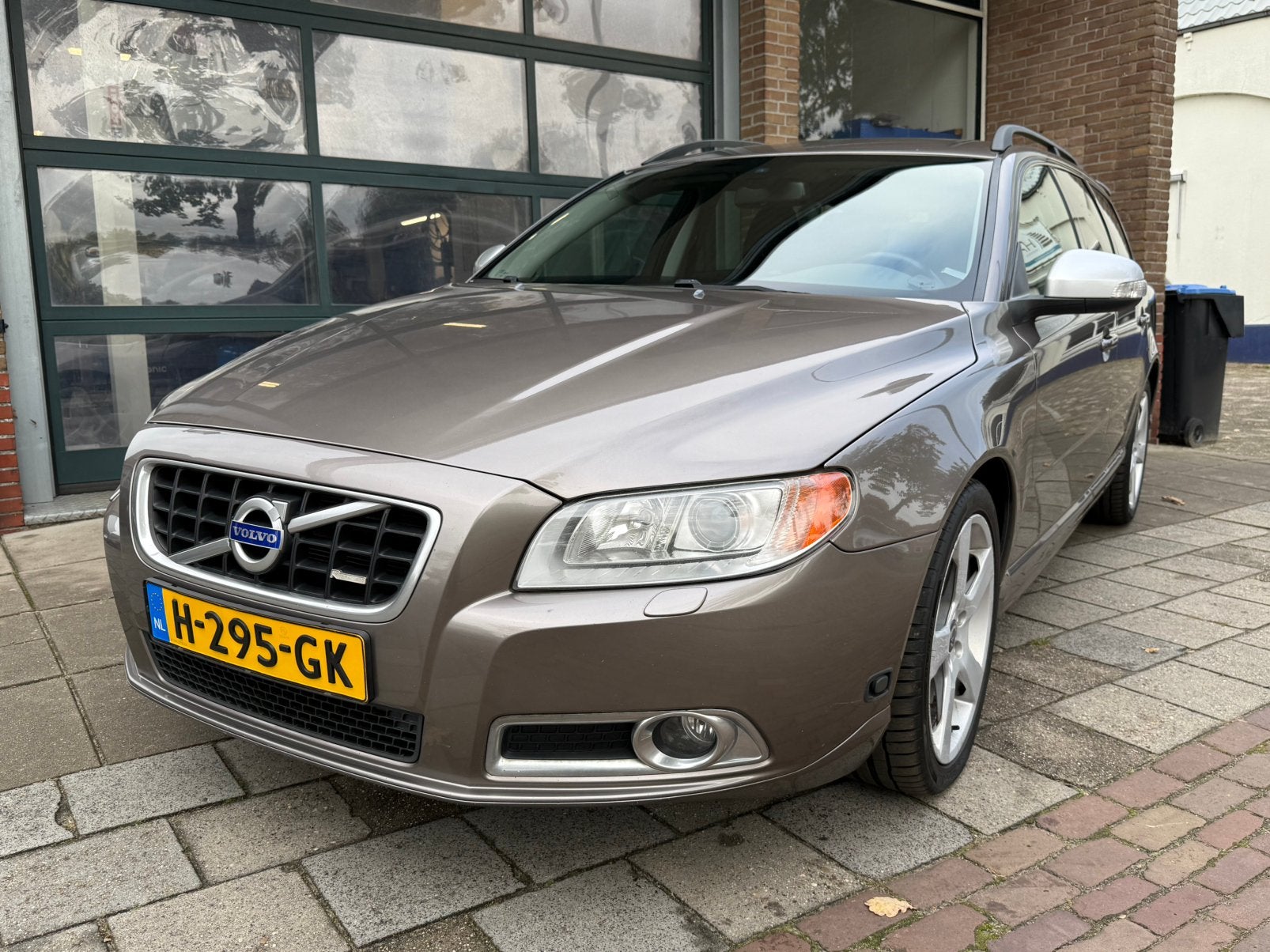 Volvo V70 2.5 T 2010 | R Design | Trekhaak | Stoelverwarming, Auto's, Zwart, 2521 cc, 1600 kg, 93 €/maand