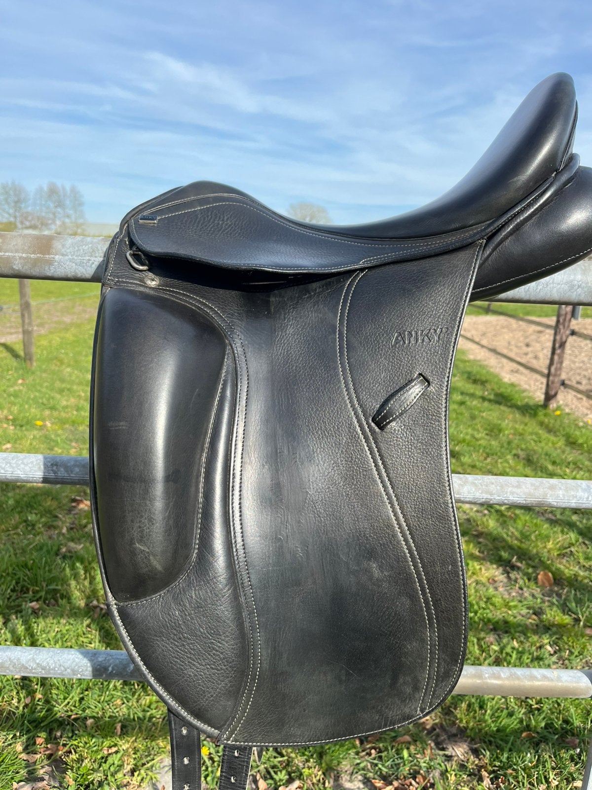 ANKY dressuur zadel 17 inch MW, Ophalen, Zo goed als nieuw, Dressuur
