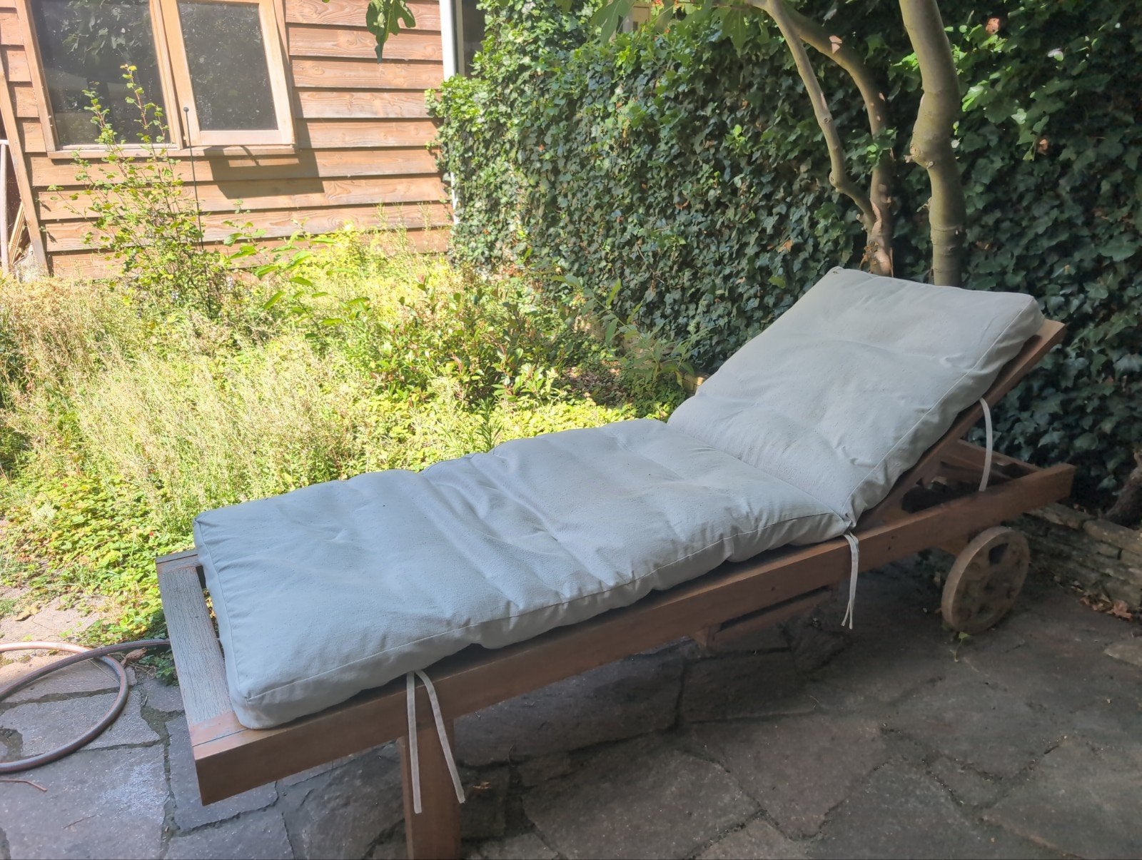 Teakhouten tuinligbed op wielen met linnen kussen, Ophalen, Gebruikt, Hout