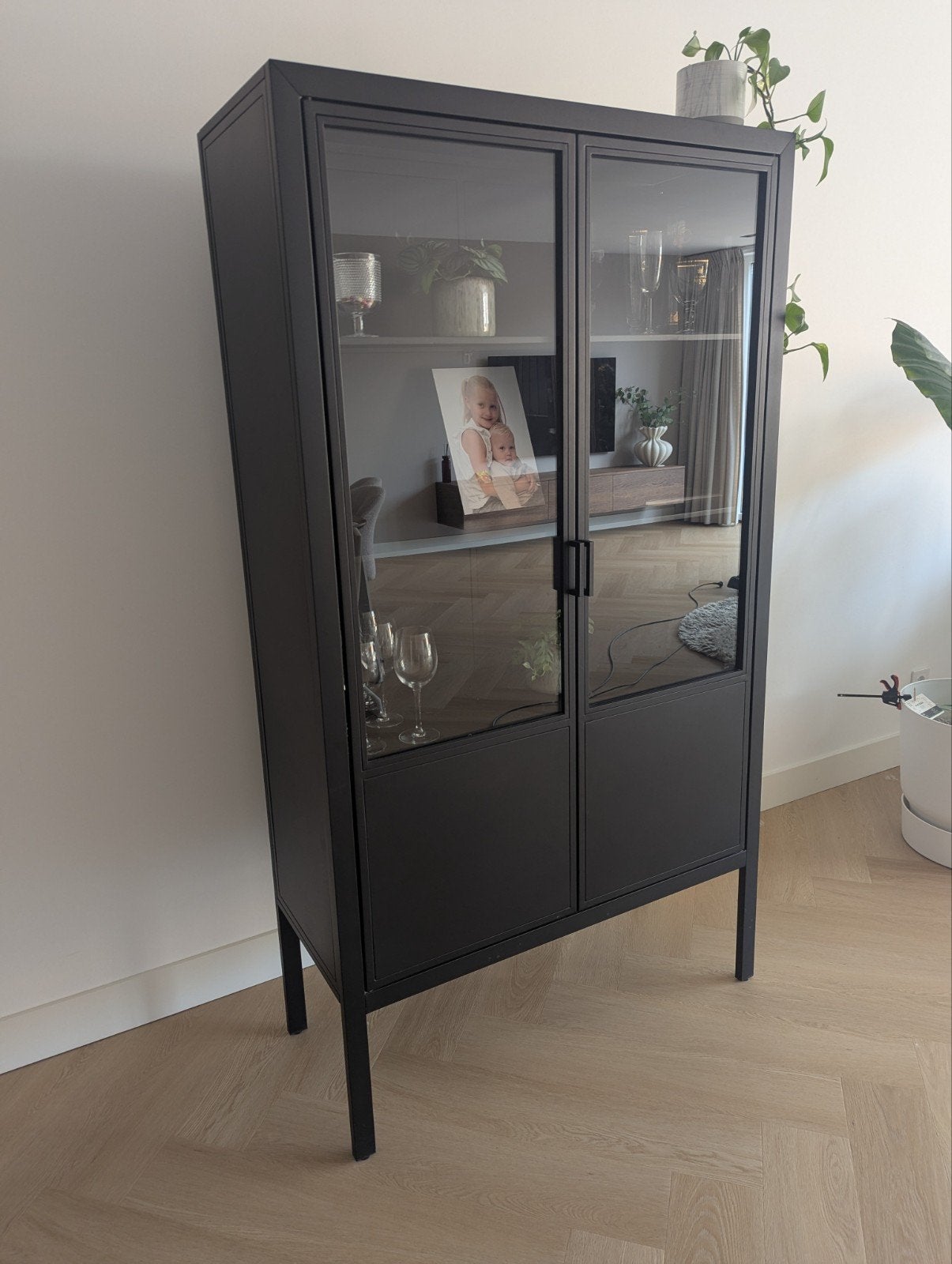 Zwarte vitrinekast met glazen deuren - Zo goed als nieuw, Met deur(en), Zo goed als nieuw, Glas, Modern industrieel