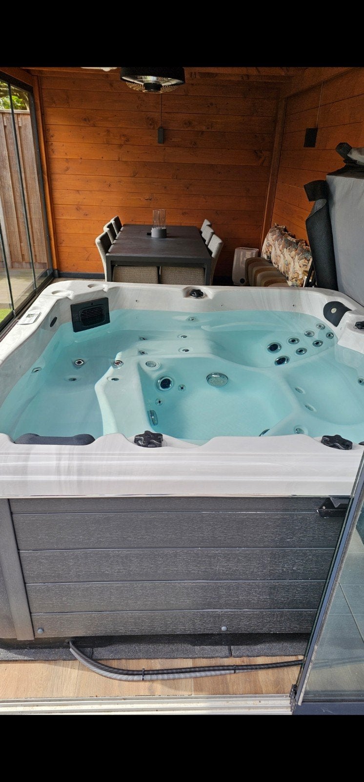 Luxe Jacuzzi (eventueel met warmtepomp) en stevige afdekkin, Ophalen, Zo goed als nieuw, Afdekzeil, Vast