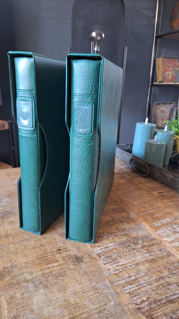 2 groene Lindner albums met cassette,, Postzegels en Munten, Postzegels | Toebehoren, Ophalen of Verzenden, Verzamelalbum