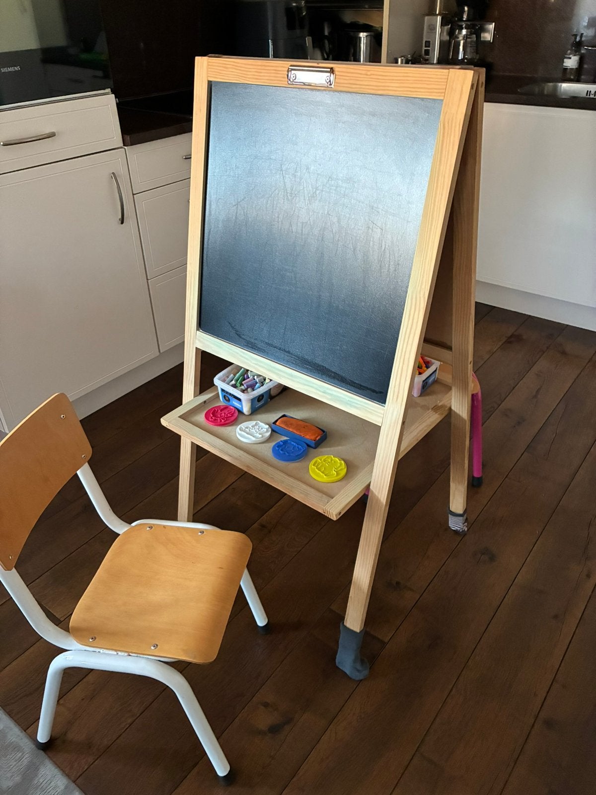 Schoolbord en stoeltjes, Ophalen, Zo goed als nieuw, Krijtbord