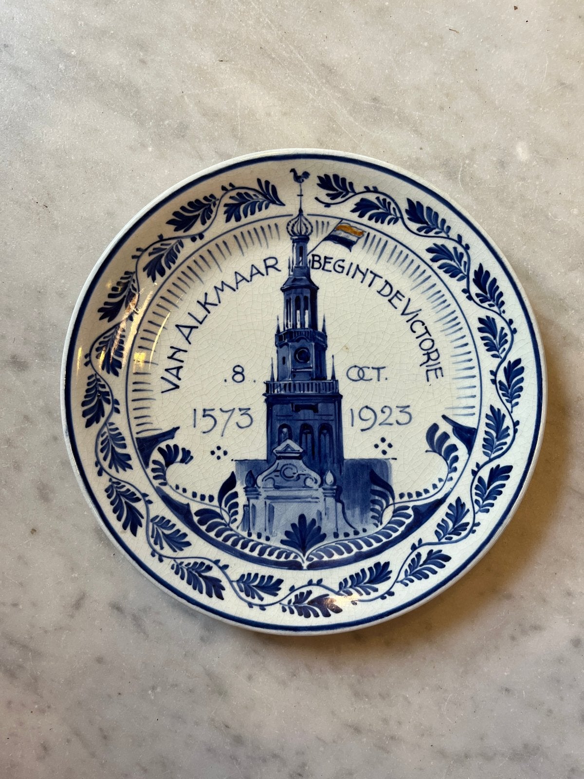 Porceleyne Fles Delft bordje Alkmaar 1923, Antiek en Kunst, Antiek | Wandborden en Tegels, Ophalen of Verzenden