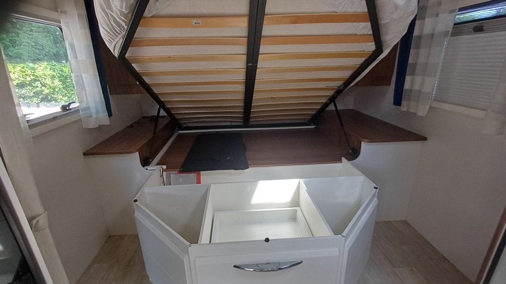 Foto 13 van Te koop: Prachtige, Pilote Essentiel P650 met Queensbed