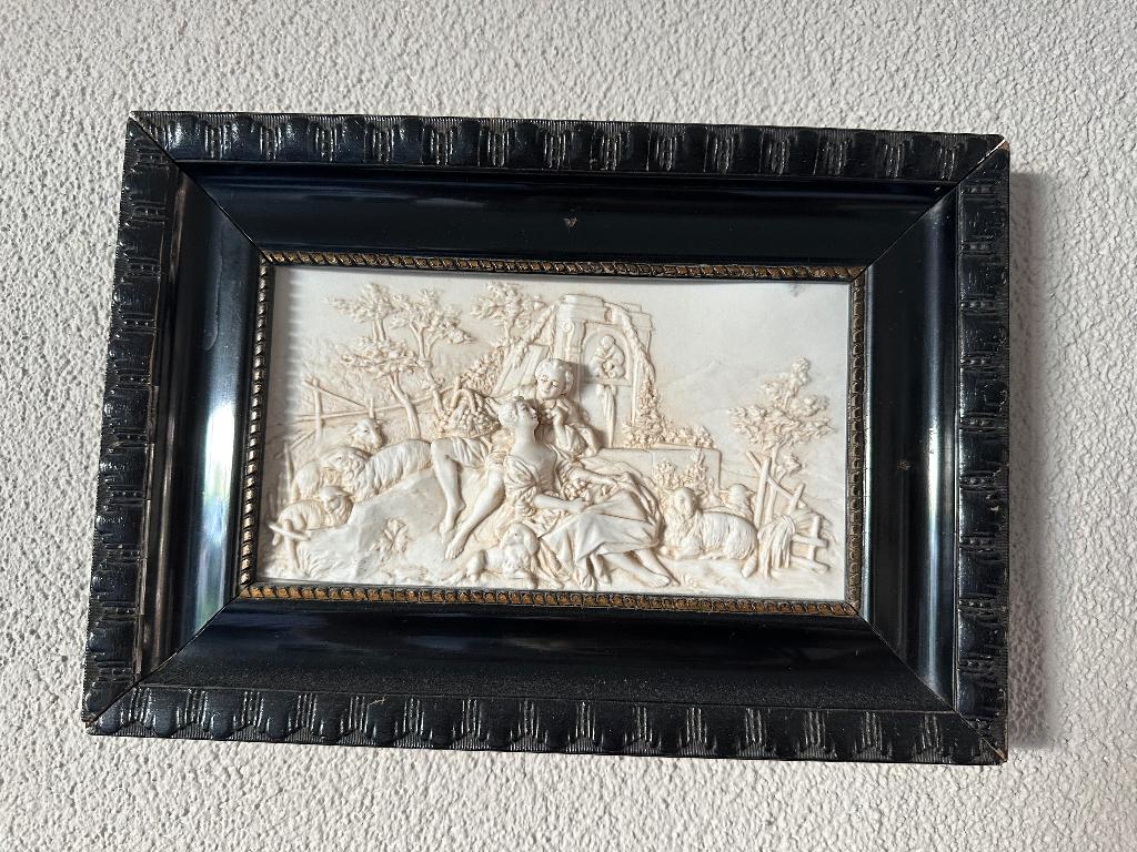 Antiek porseleinen wandreliëf met romantische scène, Ophalen