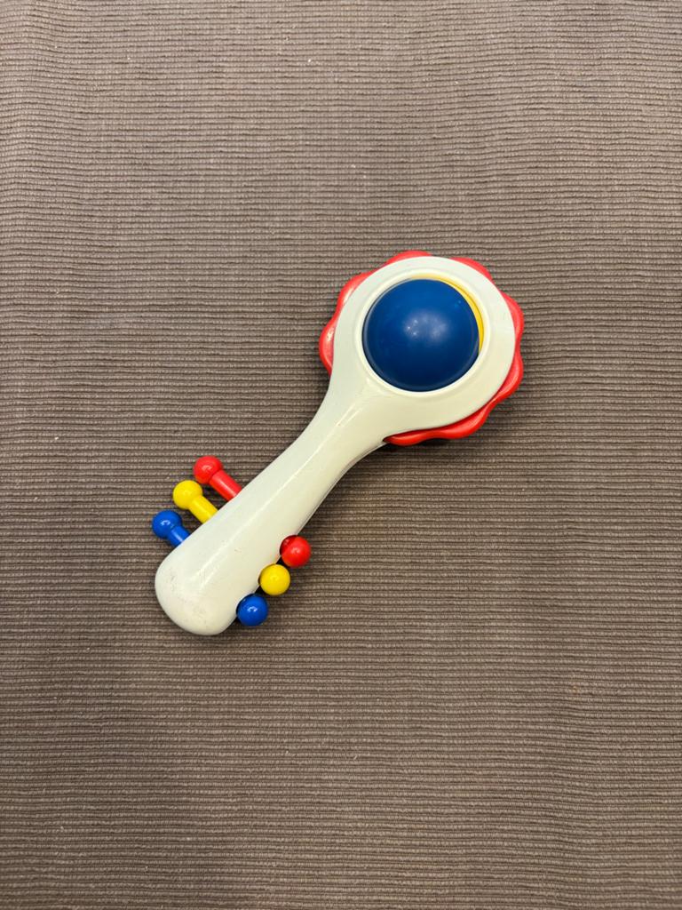 Vintage Ambi Toys Rammelaar Baby wit geel rood blauw!, Ophalen of Verzenden, Gebruikt, Rammelaar, Met geluid