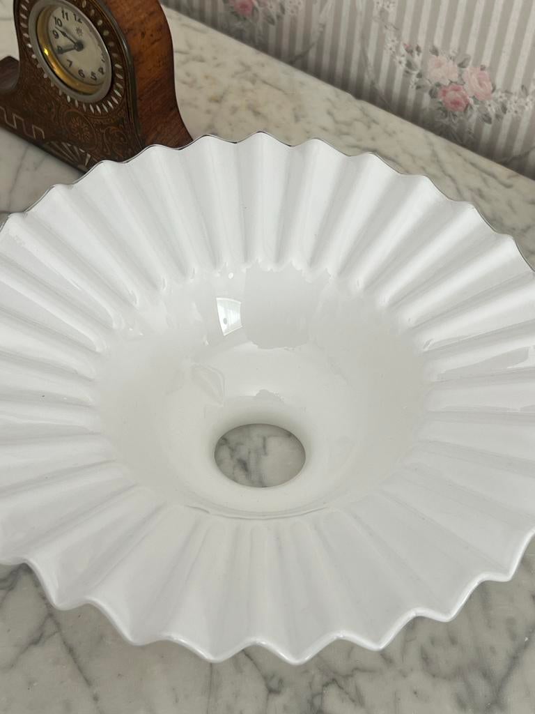 Witte glazen lampenkap met geplooide rand, Huis en Inrichting, Lampen | Lampenkappen, Ophalen, Gebruikt, Wit, Rond