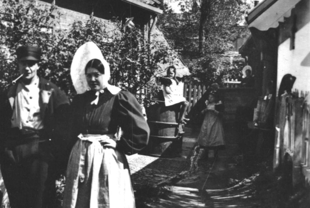 967709	Huizen	Klederdracht	NH jr 50	Nette kaart Onbeschreven, Ophalen of Verzenden, 1940 tot 1960, Ongelopen, Noord-Holland