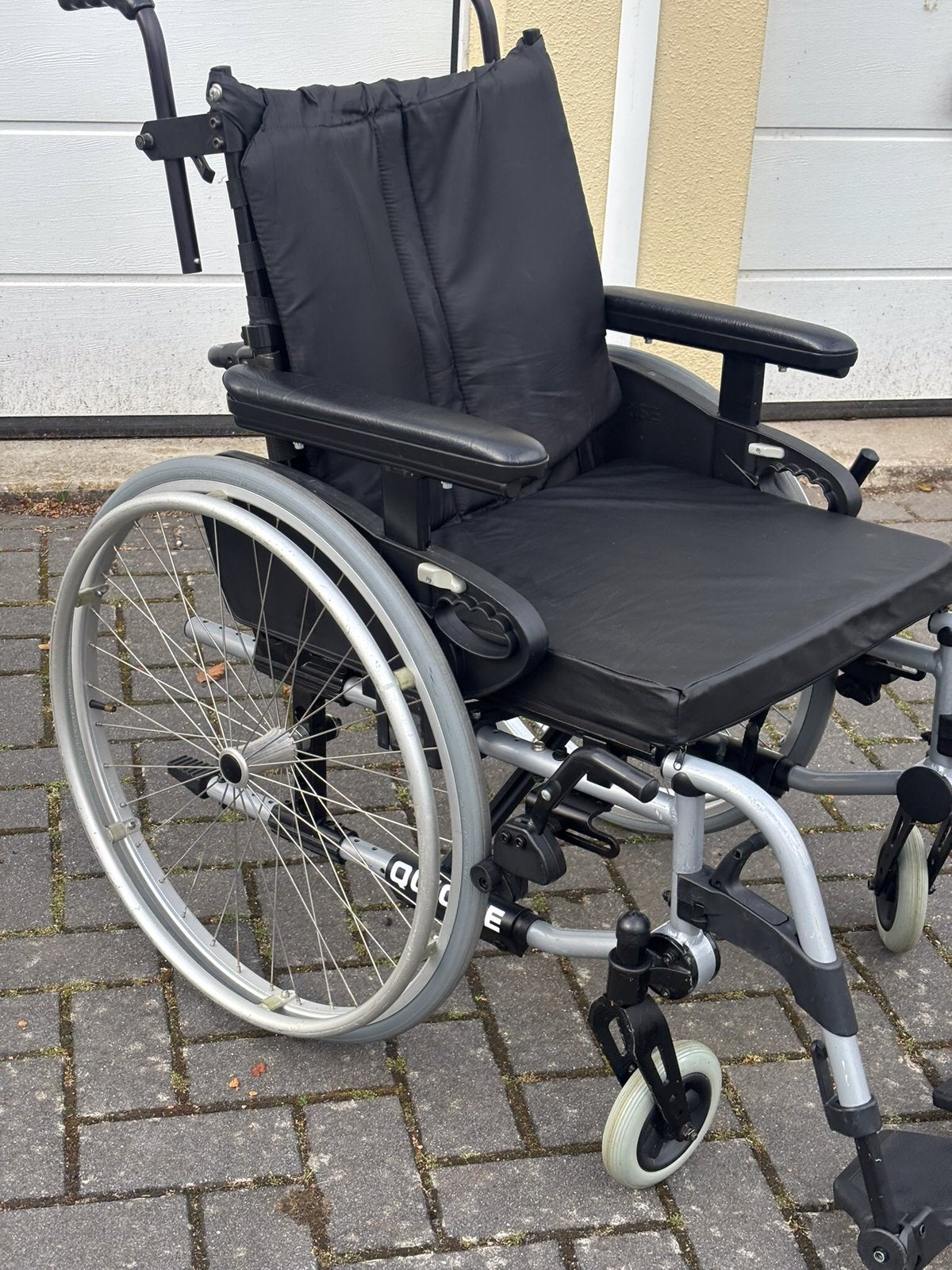 Lichtgewicht inklapbare rolstoel Quicki , nu €100,00., Diversen, Rolstoelen, Zo goed als nieuw, Handbewogen rolstoel, Inklapbaar