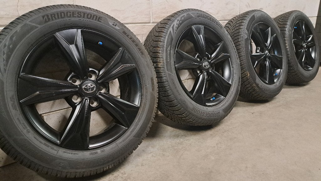 Winterbanden Toyota C-HR Corolla Cross 215/60/17 unieke set!, Banden en Velgen, 17 inch, Personenwagen, Gebruikt