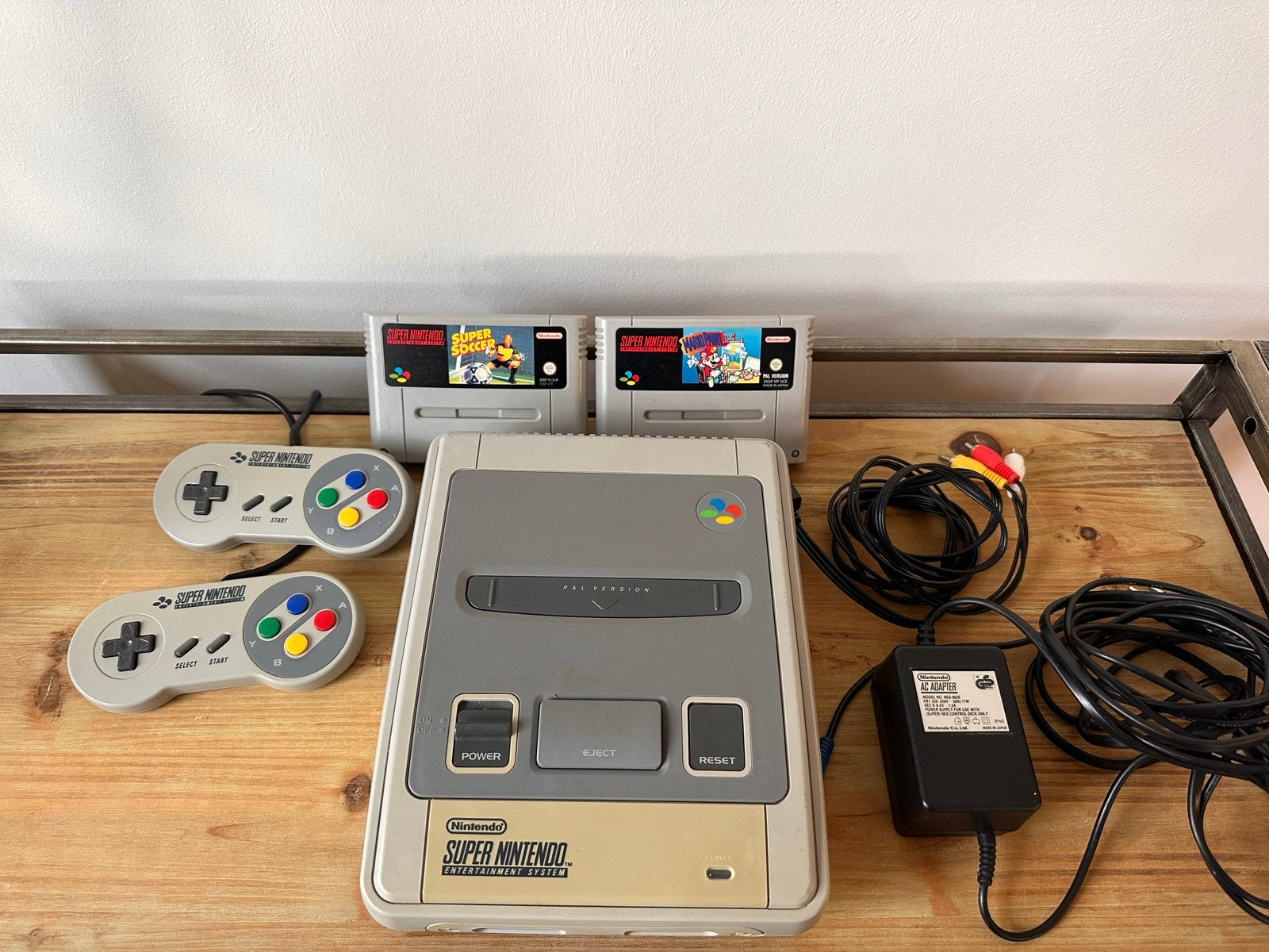 SNES Super Nintendo Console met 2 controllers en 2 spellen, Gebruikt, 2 spelers, Ophalen of Verzenden, Vanaf 3 jaar