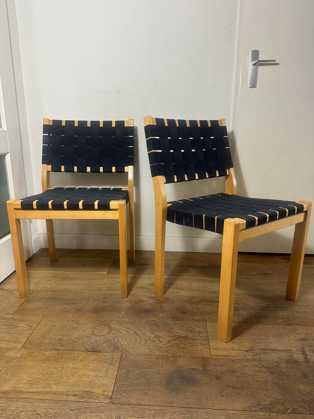 2 mooie Artek 611 design stoelen van Alvar Aalto, Gebruikt, Twee, Zwart, Design