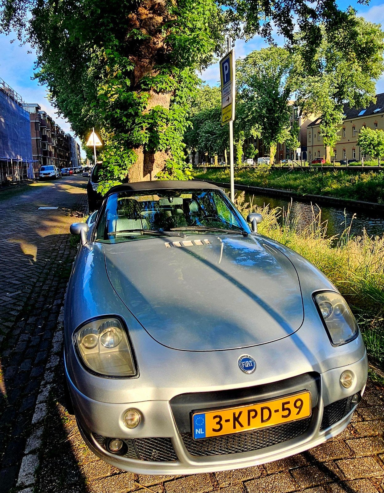Fiat Barchetta 1.8 16V 2004 Grijs, Auto's, Fiat, Voorwielaandrijving, 450 kg, 40 €/maand, Zwart