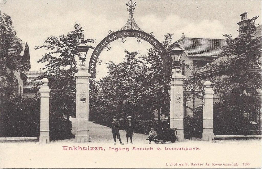 Enkhuizen (N.H.) Ingang Snouck v. Loosenpark, Volk, ca. 1900, Ophalen of Verzenden, Voor 1920, Ongelopen, Noord-Holland