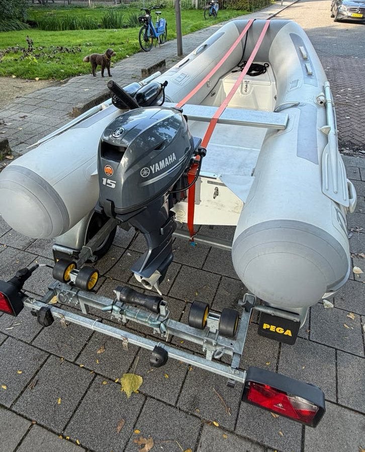 Foto 3 van Zodiac rubberboot met Yamaha 15pk motor en Pega boottrailer