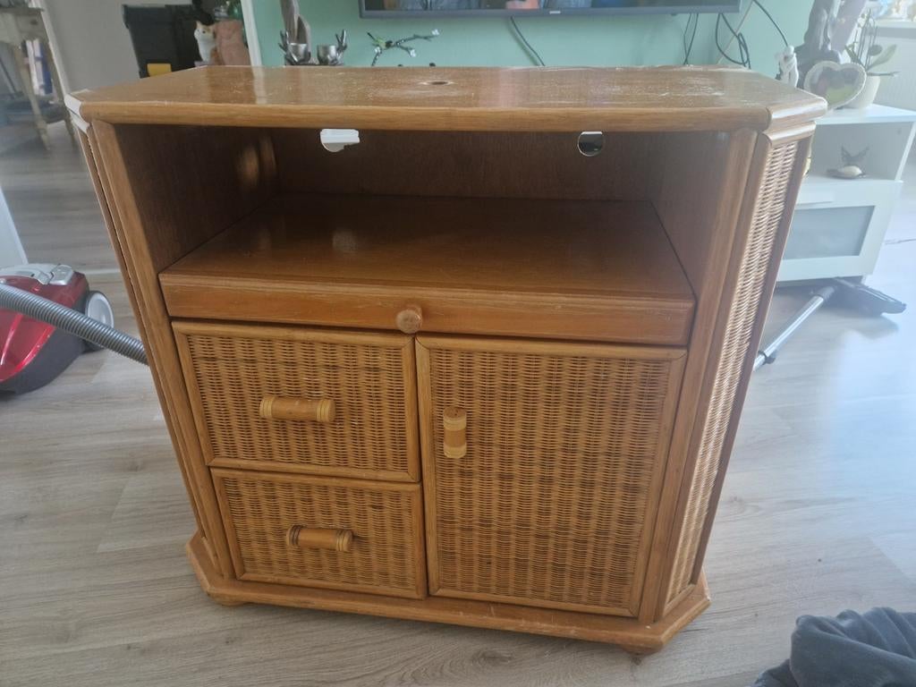 Houten TV-meubel met rotan details en lades, Huis en Inrichting, Kasten | Televisiemeubels, Ophalen, Gebruikt, Overige materialen