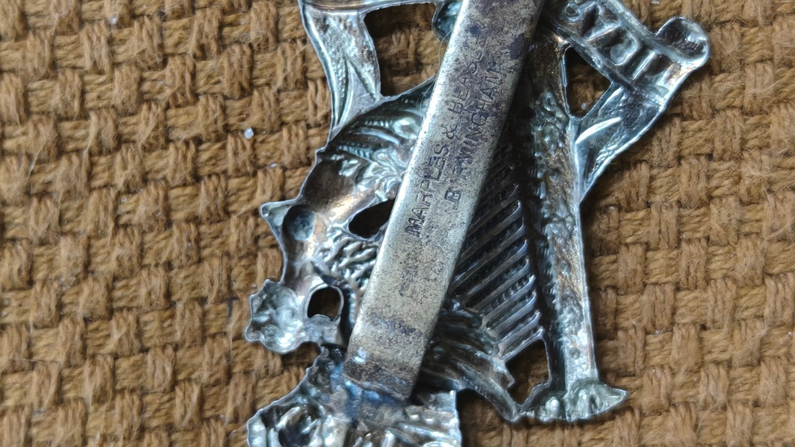 Originele WW2 capbadge The Royal Irish Rifles, gestempeld., Ophalen of Verzenden, Landmacht, Engeland, Embleem of Badge