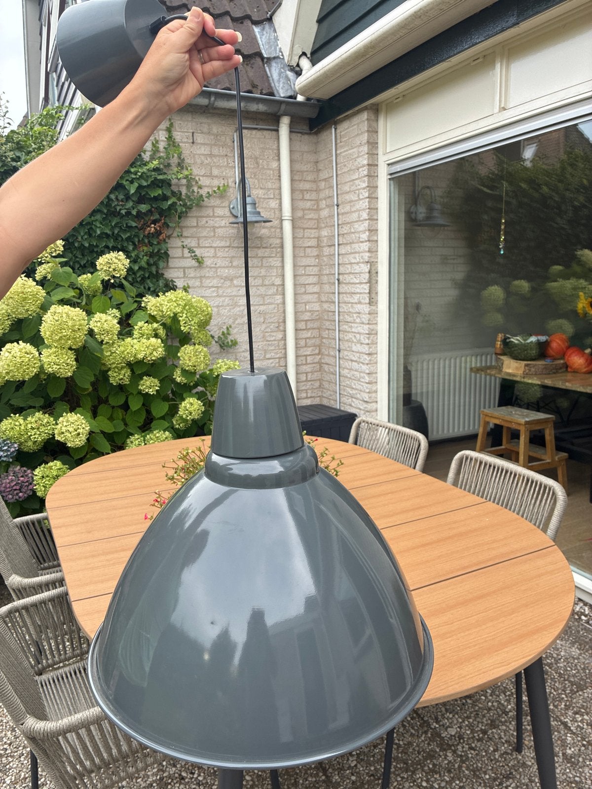 Grijze industriële hanglamp - perfect voor binnen/buiten, Huis en Inrichting, Lampen | Hanglampen, Ophalen, Zo goed als nieuw
