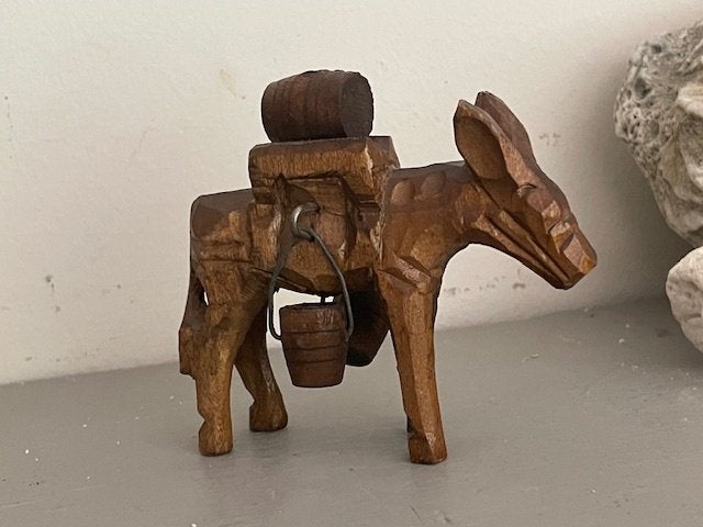 Klein houten beeldje ezel met emmers. Houtsnijwerk ezeltje, Antiek en Kunst, Ophalen, Minder dan 20 cm, Beeld, Hout