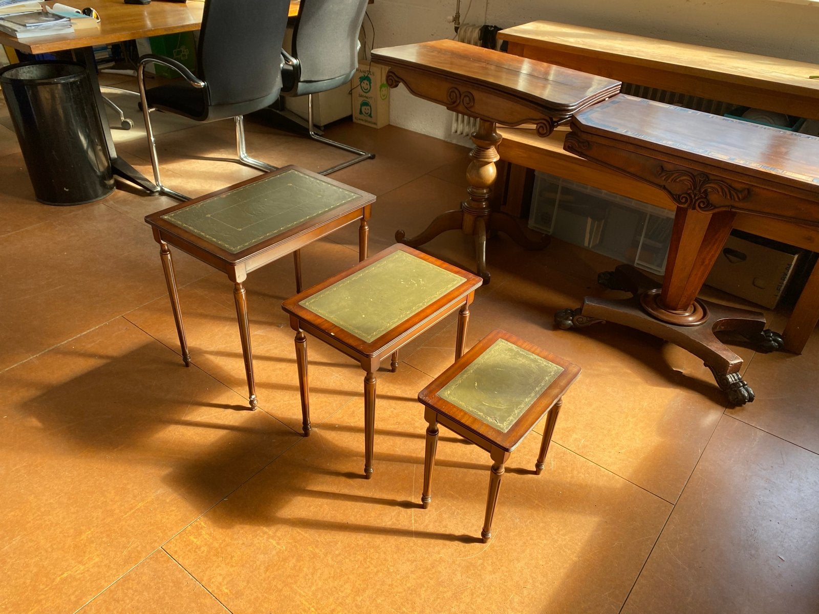 Set Bijzettafels Hout/Leer, Antiek en Kunst, Antiek | Meubels | Kasten, Ophalen