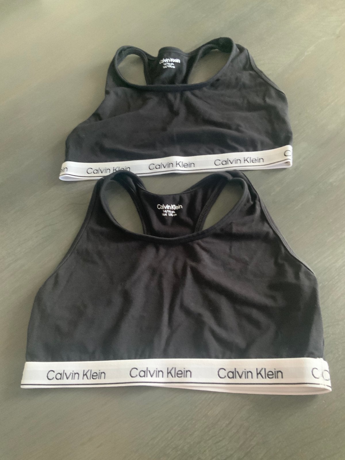 Twee CALVIN KLEIN hemdjes 164 heel klein prijsje, Kinderen en Baby's, Kinderkleding | Maat 164, Ophalen of Verzenden, Gebruikt