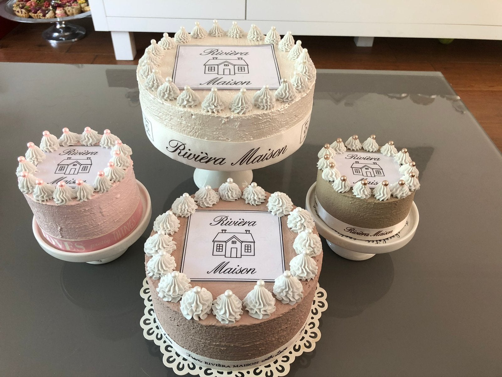 Decoraties sier taarten met Riviera Maison logo op=op, Ophalen, Nieuw