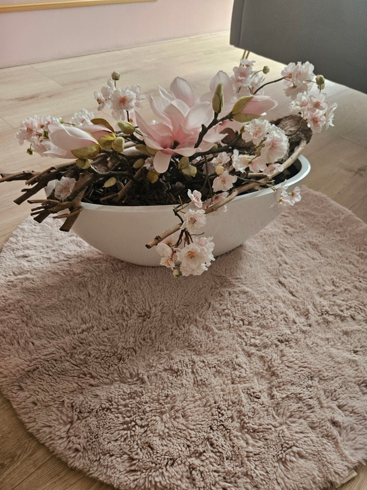 Zijden boeket in vaas met kersenbloesem en magnolia, Inclusief decoratie, Ophalen of Verzenden, Zo goed als nieuw, Wit