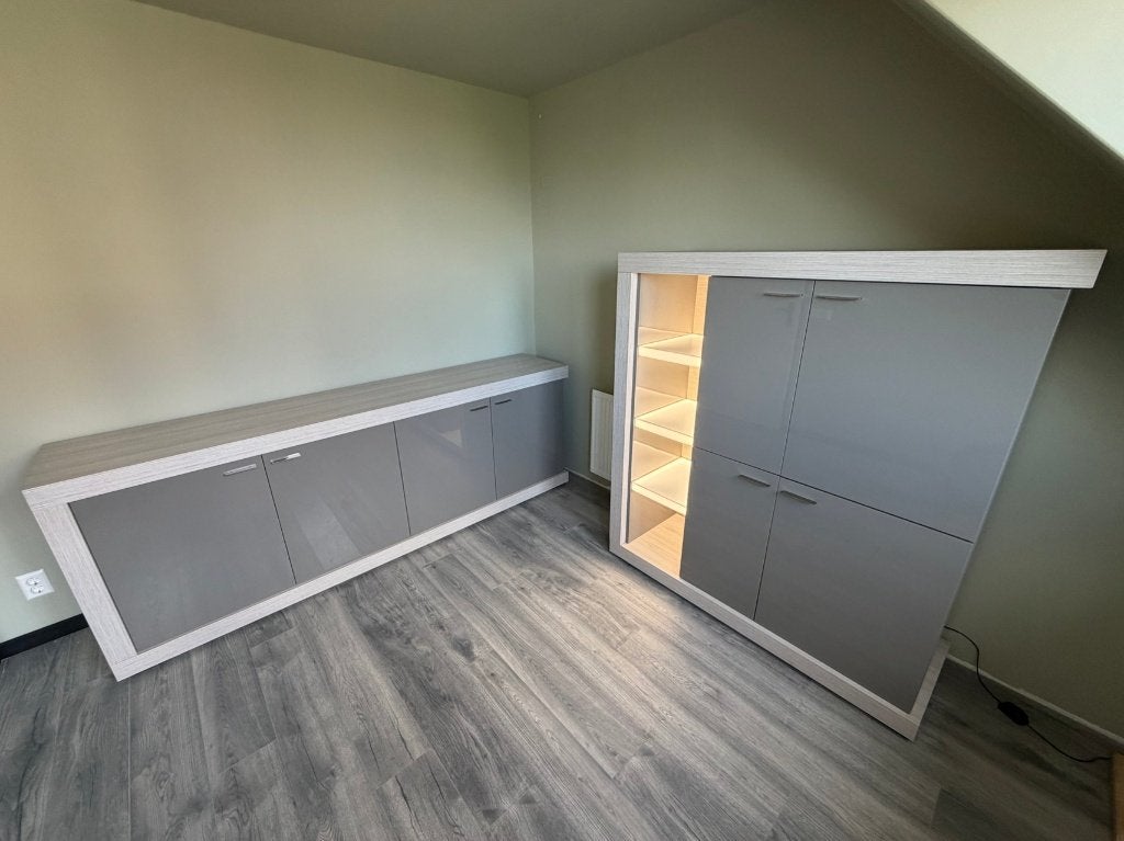 Grijze bergkast met LED-verlichting en groot dressoir, Huis en Inrichting, Ophalen, Overige materialen, 200 cm of meer, Gebruikt