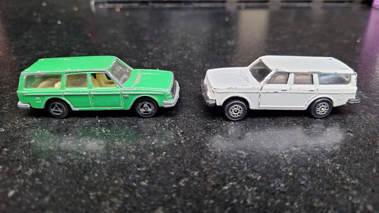 Set van 2 Volvo 245 DL modelauto's: Majorette & Corgi, Ophalen of Verzenden, Gebruikt, Auto, Corgi