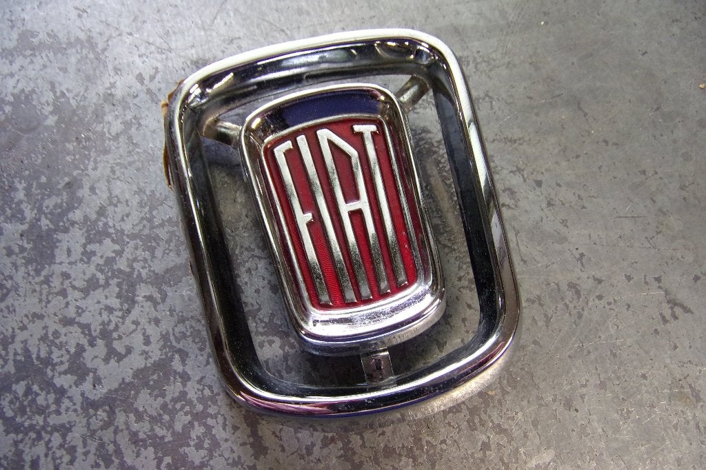 FIAT 1500 grill embleem uit 1965 NIEUW!!, Ophalen, Nieuw, Fiat