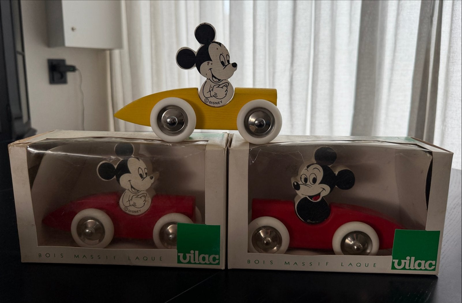 Mickey Mouse Vilac Houten Auto's - 2x Nieuw, 1x Gebruikt, Ophalen of Verzenden, Mickey Mouse, Zo goed als nieuw, Beeldje of Figuurtje